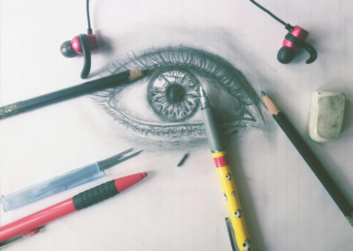 Studenten arbeiten konzentriert an ihren digitalen Illustrationsprojekten