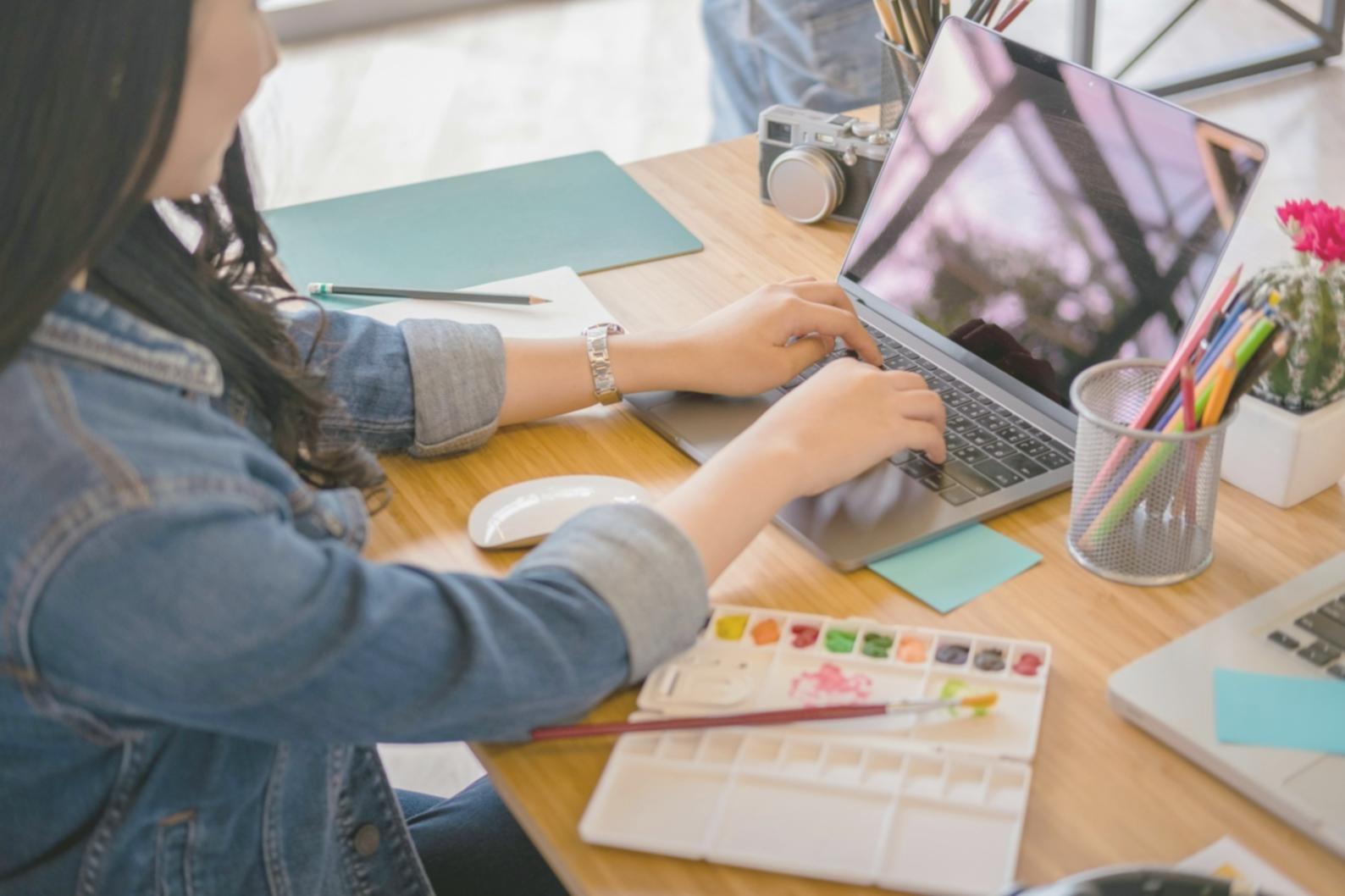 Kreative Arbeiten und Skizzen in verschiedenen Entwicklungsstadien